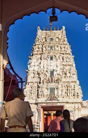 Sri Rangnath Swamy Temple oder Purana Rangji Mandir ist ein hindu-Tempel in Pushkar im Bundesstaat Rajasthan von Indien. Der prunkvolle Turm gegen den blauen Himmel Stockfoto