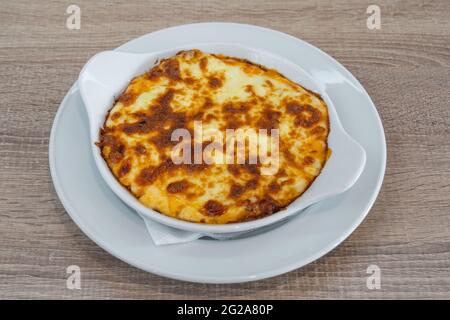 Lasagne alla Bolognese, gebacken mit Fleisch Ragu auf einem weißen Teller serviert, auf einem Teller, Draufsicht. Stockfoto