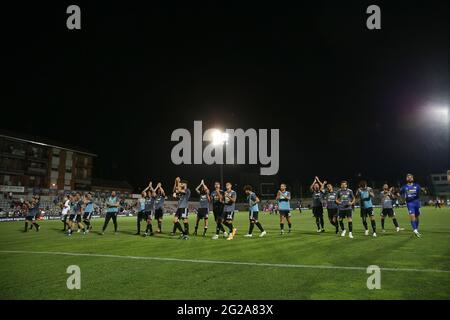 Turin, Italien, 9. Juni 2021. DIE SPIELER VON US Alessandria feiern, nachdem das Unentschieden von 2-2 in der Nacht der Mannschaft einen Gesamtsieg von 4-3 und die Qualifikation für das Finale nach dem Spiel der Serie C im Stadio Giuseppe Moccagatta - Alessandria, Turin, bescherte. Bildnachweis sollte lauten: Jonathan Moscrop / Sportimage Stockfoto