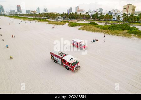 Miami Beach, FL, USA - 6. Juni 2021: Krankenwagen und Feuerwehrauto auf Miami Beach, Florida Stockfoto