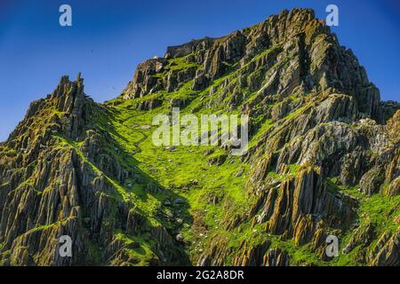 Steile, in Stein gemeißelte Treppen auf der Insel Skellig Michael, die zur Einsiedelei führen, in der Star Wars gedreht wurde, UNESCO-Weltkulturerbe, Ring of Kerry, Irland Stockfoto