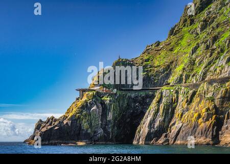 Hubschrauberlandeplatz und Schutzhütten am Rande der Klippe der Insel Skellig Michael. Star Wars-Filmlocation, UNESCO-Weltkulturerbe, Ring of Kerry, Irland Stockfoto