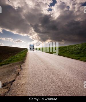 Landschaft für LKW auf der Straße und stürmischer Himmel Stockfoto