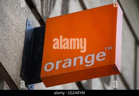 Bukarest, Rumänien – 27. Mai 2021: Ein Logo des französischen Telekommunikationsunternehmens Orange wird oben in einem GSM-Shop in Bukarest, Rumänien, angezeigt. Stockfoto