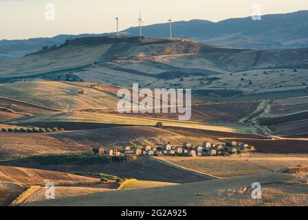 Ein altes ländliches Dorf in der sizilianischen Landschaft im Sommer Stockfoto