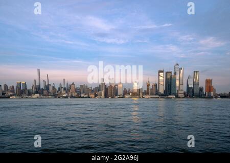 New York, NY - USA - 7. Juni 2021: Weitwinkelansicht der Westseite Manhattans mit den neuen Hudson Yards. Stockfoto