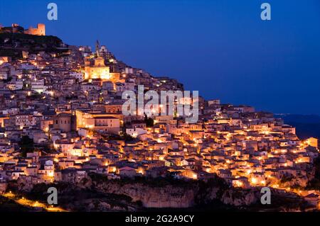 Blick bei Nacht auf Wohnungen und die Kirche von Santa Margherita in der Stadt Agira in Sizilien Stockfoto