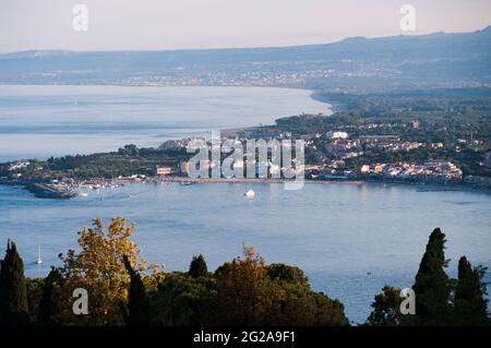 Panorama-Antenne von Taormina an der Küste des ionischen Meeres und Häuser von Giardini-Naxos in Sizilien Stockfoto