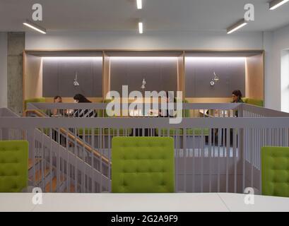 Mittlere Etage mit Büropods. Büros von Pan Macmillan, London, Großbritannien. Architekt: Neat Studio, 2019. Stockfoto