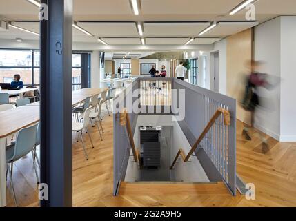 Mittlere Etage mit Büropods. Büros von Pan Macmillan, London, Großbritannien. Architekt: Neat Studio, 2019. Stockfoto