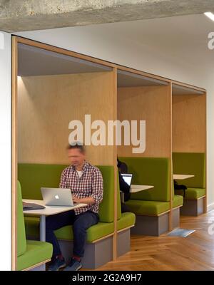 Mittlere Etage mit Büropods. Büros von Pan Macmillan, London, Großbritannien. Architekt: Neat Studio, 2019. Stockfoto