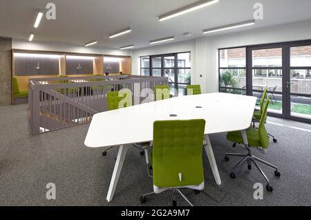 Mittlere Etage mit Büropods. Büros von Pan Macmillan, London, Großbritannien. Architekt: Neat Studio, 2019. Stockfoto