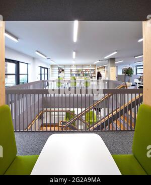 Mittlere Etage mit Büropods. Büros von Pan Macmillan, London, Großbritannien. Architekt: Neat Studio, 2019. Stockfoto