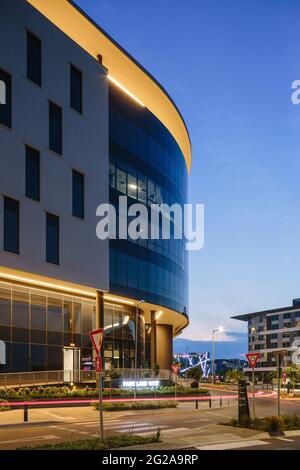 Markante geschwungene Fassade über dem Haupteingang. Park Lane West, Pretoria, Südafrika. Architekt: Boogertman + Partners, 2020. Stockfoto