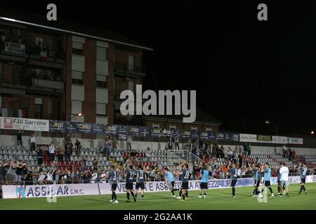 Turin, Italien, 9. Juni 2021. DIE Spieler VON US Alessandria feiern vor ihren Fans nach dem Gesamtsieg 4-3 im Spiel der Serie C im Stadio Giuseppe Moccagatta - Alessandria, Turin. Bildnachweis sollte lauten: Jonathan Moscrop / Sportimage Stockfoto