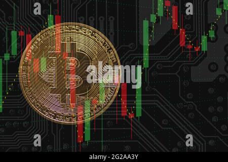 Eine wertvolle goldene Bitcoin mit einem Diagramm und einem dunklen elektrischen Schaltplan Stockfoto