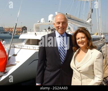 JOE UND LUCIANA VITTORIA BESITZER VON MIRABELLA V, DER WELTWEIT GRÖSSTEN EINMAST-YACHT. PIC MIKE WALKER, 2004 Stockfoto