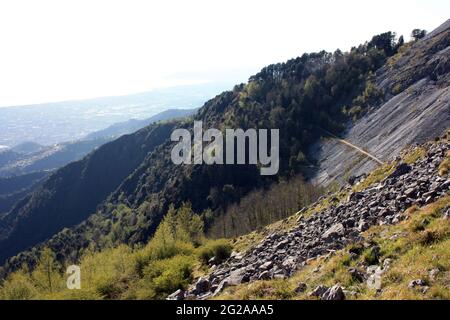 Fantastische Landschaft Tal des Monte Pasquilio und die Apuanischen Alpen auf dem Gipfel Stockfoto