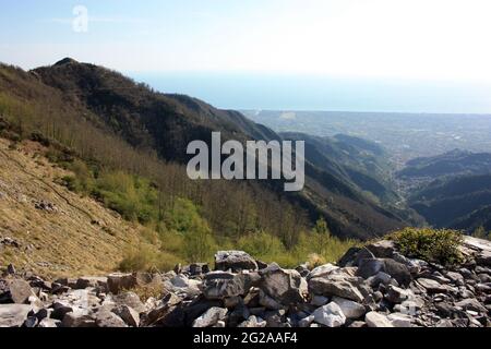 Fantastische Landschaft Tal des Monte Pasquilio und die Apuanischen Alpen auf dem Gipfel Stockfoto