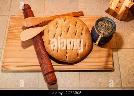 Mate, heißer Aufguss typisch für Argentinien, Uruguay, Südbrasilien und Paraguay mit köstlichem frisch gebackenem hausgemachtem Brot, nahrhaft, hausgemacht, Fr. Stockfoto