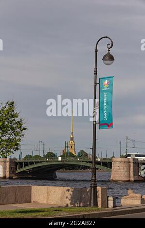 Russland, St.Petersburg, 09. Juni 2021:die Ansicht der offiziellen Info-Zeichen der fußball-Europameisterschaft UEFA, Euro 2020 - 2021, die Peter und Paul Festung Stockfoto