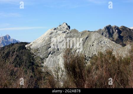 Fantastische Landschaft Tal des Monte Pasquilio und die Apuanischen Alpen auf dem Gipfel Stockfoto