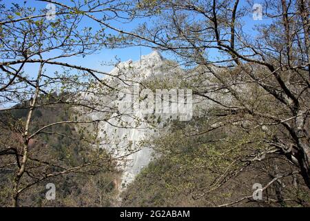 Fantastische Landschaft Tal des Monte Pasquilio und die Apuanischen Alpen auf dem Gipfel Stockfoto