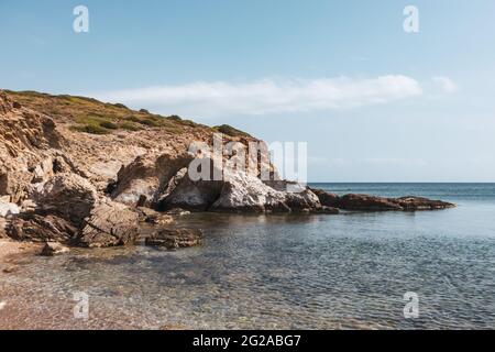 Wildes mittelmeer in der Nähe von Athen mit felsigen Klippen und blauem klarem Wasser. Reisen Sie Nach Griechenland. Sommer Natur szenische Lagune Stockfoto