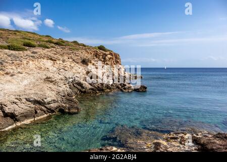 Wildes mittelmeer mit felsigen Klippen und blauem klarem Wasser. Reisen Sie nach Griechenland in der Nähe von Athen. Sommer Natur szenische Küste Stockfoto