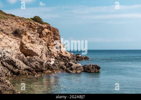 Wildes mittelmeer mit felsigen Klippen und blauem klarem Wasser. Reisen Sie nach Griechenland in der Nähe von Athen. Sommer Natur szenische Farbe abgestuften Blick Stockfoto