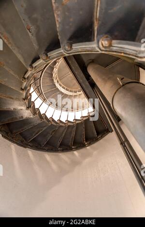 Rusty Spiral II - Alte eiserne Treppen führen hinauf zum Point Arena Light. Point Arena, Kalifornien, USA Stockfoto