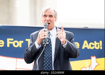 US-Senator Jeff Merkley (D-OR) spricht während einer Kundgebung vor dem Obersten Gerichtshof wegen der Verabschiedung von S.1 für das People Act. Stockfoto