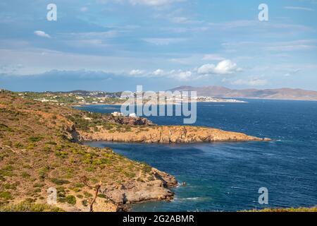 Felsige Klippen, Küstenlandschaft in der Nähe von Athen vom Kap Sounion. Lebhafte bunte Aussicht mit malerischen Wolken und blauem Mittelmeer stürmischen Meer Stockfoto