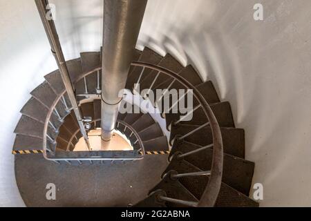 Rusty Spiral - Alte eiserne Treppen führen vom Point Arena Light herunter. Point Arena, Kalifornien, USA Stockfoto