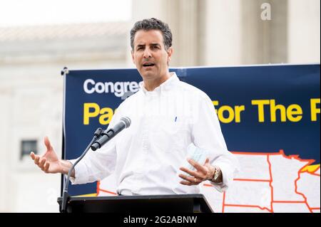 Der US-Repräsentant John Sarbanes (D-MD) spricht während einer Kundgebung vor dem Obersten Gerichtshof für die Verabschiedung von S.1 für das People Act. Stockfoto