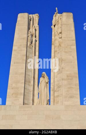 Kanada beraubt - Mutter Kanada (Statue einer trauernden Mutter) auf dem kanadischen National Vimy Memorial des Ersten Weltkriegs in Givenchy-en-Gohelle (Pas-de-Calais), Frankreich Stockfoto