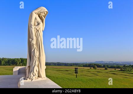 Kanada beraubt - Mutter Kanada (Statue einer trauernden Mutter) auf dem kanadischen National Vimy Memorial des Ersten Weltkriegs in Givenchy-en-Gohelle (Pas-de-Calais), Frankreich Stockfoto