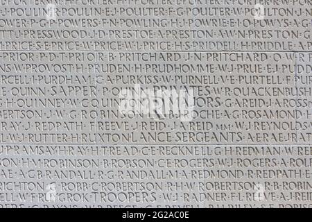 Nahaufnahme eines Namensfelds mit den Namen der Opfer des Ersten Weltkriegs im kanadischen National Vimy Memorial in Givenchy-en-Gohelle (Pas-de-Calais), Frankreich Stockfoto