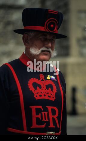 Ein Yeoman Warder, allgemein bekannt als Beefeater, einer der Zeremonialwächter am Tower of London Stockfoto