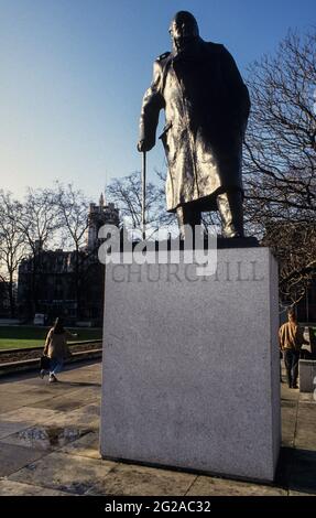 Statue des berühmten Premierministers Winston Churchill aus Kriegszeiten gegenüber den Parlamentsgebäuden. Stockfoto