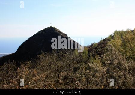 Fantastische Landschaft Tal des Monte Pasquilio und die Apuanischen Alpen auf dem Gipfel Stockfoto