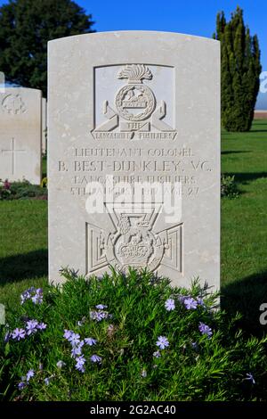 Grab des englischen VC-Empfängers Oberstleutnant Bertram Best-Dunkley (1890-1917) auf dem Mendinghem Militärfriedhof in Poperinge, Belgien Stockfoto