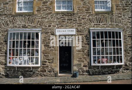 Historisches Geschäft in der Fabrikstadt New Lanark, die im 19. Jahrhundert für ihre sozialen und modernen Arbeits- und Lebensbedingungen berühmt wurde und nun zum UNESCO-Weltkulturerbe gehört. Stockfoto