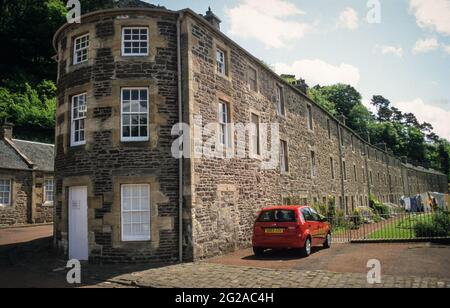 Arbeiterhäuser in der Fabrikstadt New Lanark, die im 19. Jahrhundert für ihre sozialen und modernen Arbeits- und Lebensbedingungen berühmt wurde und nun zum UNESCO-Weltkulturerbe gehört. Stockfoto