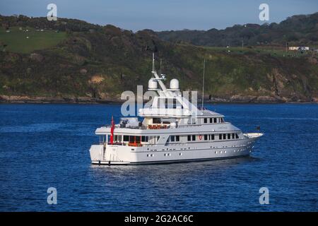 Die Luxus-Motoryacht 'Constance' in Plymouth Sound, Devon, England Stockfoto