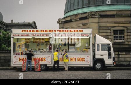 Alles außer Fish and Chips: Mittagessen in Edinburgh in einem Food Truck am Calton Hill. Stockfoto