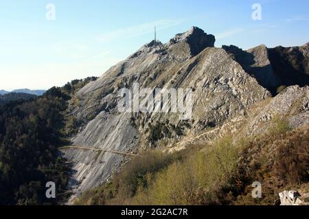 Fantastische Landschaft Tal des Monte Pasquilio und die Apuanischen Alpen auf dem Gipfel Stockfoto