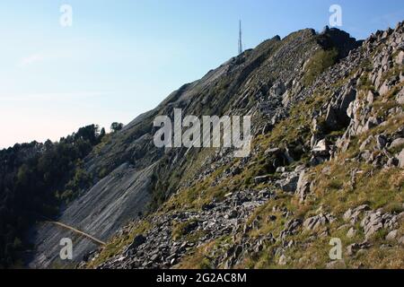 Fantastische Landschaft Tal des Monte Pasquilio und die Apuanischen Alpen auf dem Gipfel Stockfoto