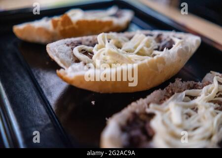 Drei traditionelle mexikanische Molleten auf einem schwarzen Tablett Stockfoto