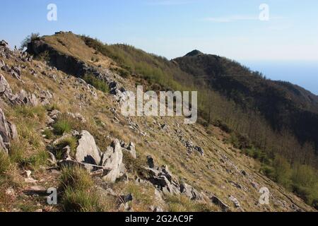 Fantastische Landschaft Tal des Monte Pasquilio und die Apuanischen Alpen auf dem Gipfel Stockfoto